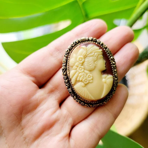 Vintage Cameo Bouchet Brooch Pin
